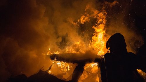 Mii de oameni au fost evacuați în urma unui incendiu care avansează într-un ritm alarmant, susțin autoritățile din nordul țării/ Flăcările au izbucnit din cauza unui val de căldură extremă