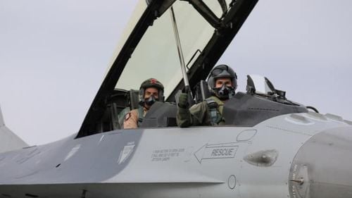 Olanda predă României ultimele F-16 pentru antrenamentul piloților ucraineni / Ministru: ”Inițial, avioanele au fost folosite pentru instruirea doar a piloților români, dar acum sunt folosite și pentru instruirea piloților ucraineni”
