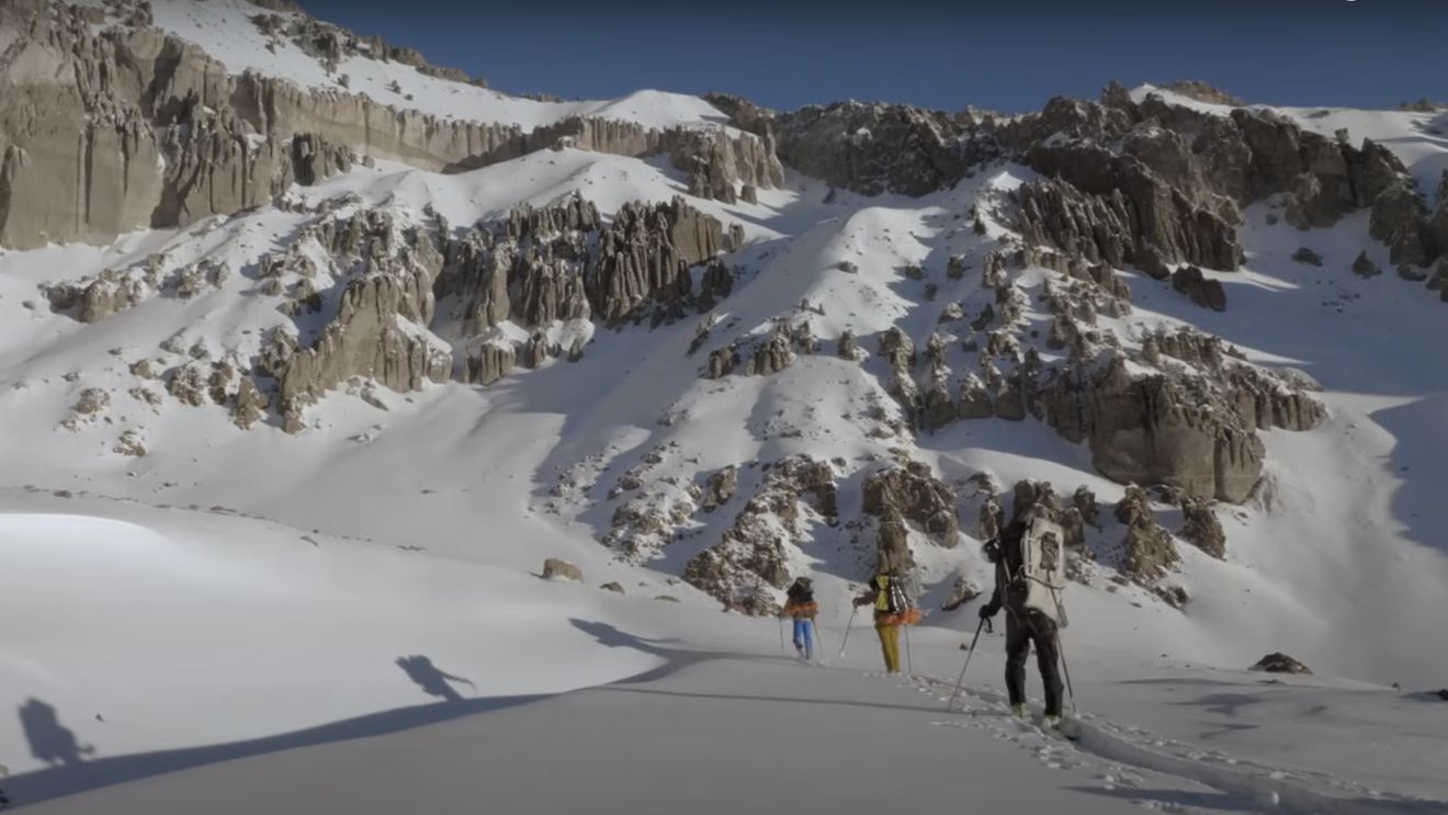 Rucsacul unui alpinist argentinian decedat în urmă cu 40 de ani, recuperat din gheţuri de fiicele sale