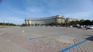 FOTO Parcările cu plată ale Primăriei Capitalei stau goale, străduţele secundare şi intersecţiile sunt sufocate de maşinile parcate neregulamentar / Cum ar putea fi descurajate astfel de practici