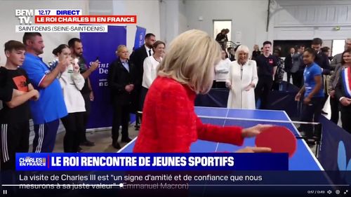 VIDEO Regina Camilla și Brigitte Macron au jucat ping-pong în timpul unei vizite la o sală de sport din nordul Parisului