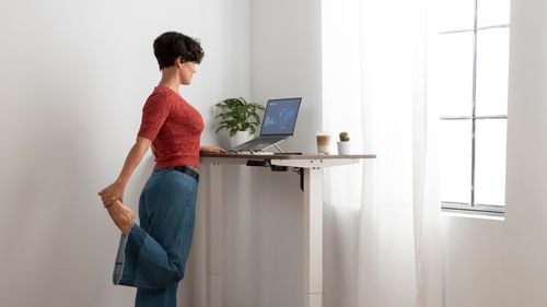 Sunt birourile la care stai în picioare bune pentru sănătate? Un studiu recent spune că nu