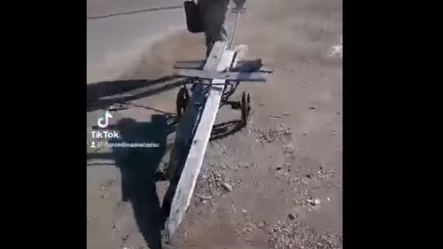 Bărbat de 73 de ani din Olt, cercetat de polițiști, după ce ar fi furat mai multe cruci de lemn din cimitir