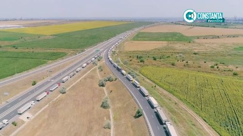 VIDEO Coloană de TIR-uri de 5 km la intrare în Portul Constanța. Ministrul Transporturilor anunţă soluţii rapide pentru deblocarea situației