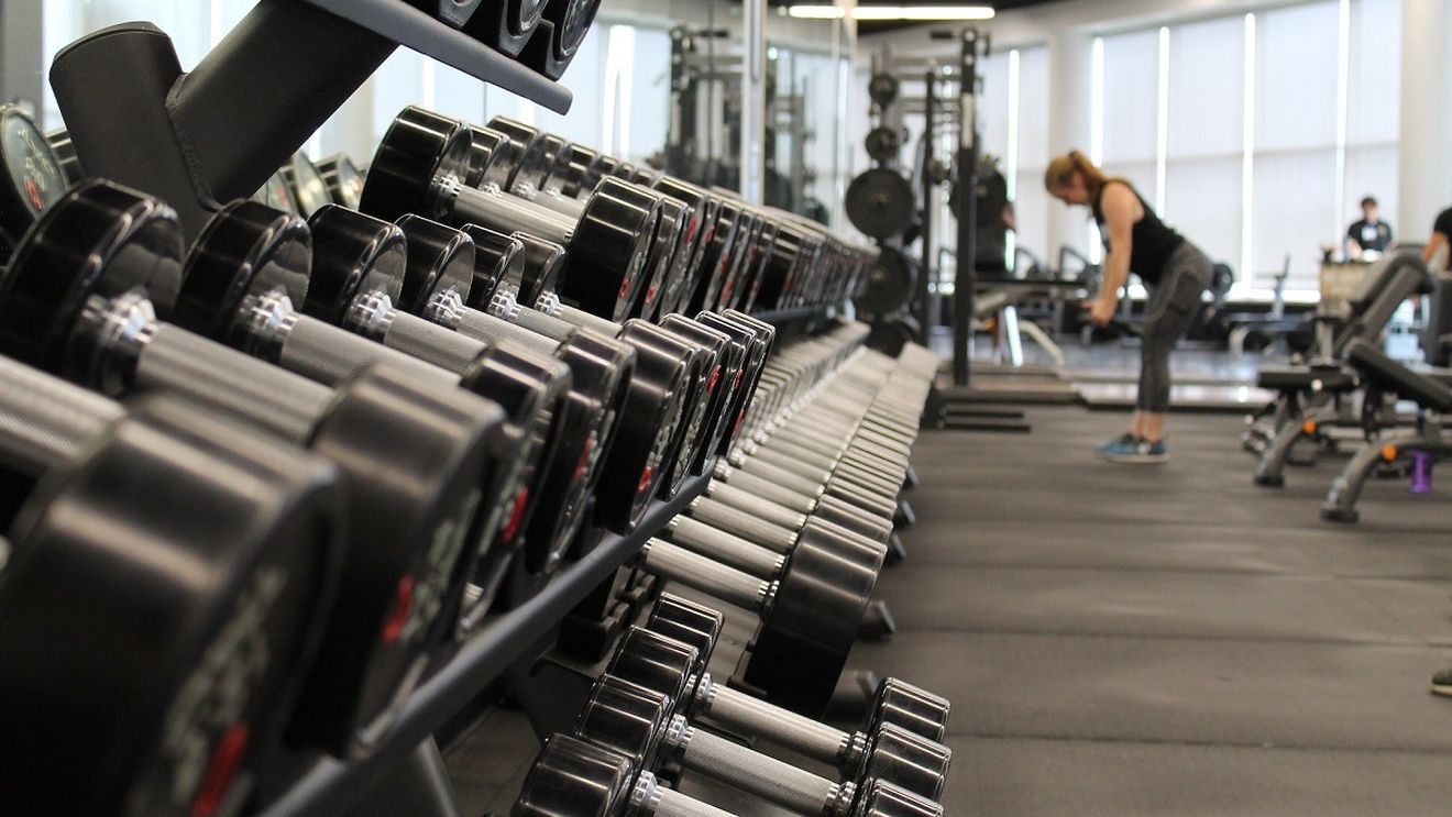 Droguri şi anabolizante, produse într-un laborator clandestin şi distribuite într-o sală de fitness din Cluj-Napoca