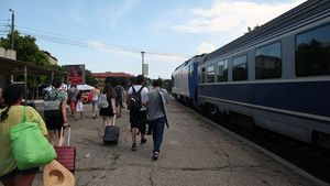 Călătoria cu trenul, coșmarul verii: aproape zilnic cel puțin un incident / Defecțiuni la locomotive, șine deformate de căldură, instalații de climatizare nefuncționale, întârzieri de câteva ore