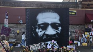 27 de milioane de dolari, atât va primi ca despăgubire familia lui George Floyd, bărbatul afro-american care și-a pierdut viața în urma intervenției brutale a poliției. Moartea lui  Floyd a stârnit proteste în întreaga lume