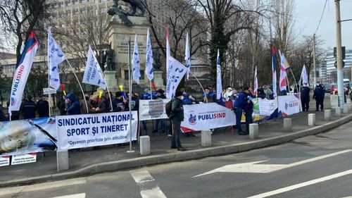 Protest al sindicaliștilor de Ziua Sportului, în faţa ministerului de resort/ Aceștia reclamă lipsa consultărilor cu specialiştii din federaţii şi finanţări "sub limita sărăciei"