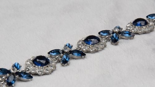 STUDIU Safirele se formează în interiorul vulcanilor, nu la adâncimi mari în manta, aşa cum se credea