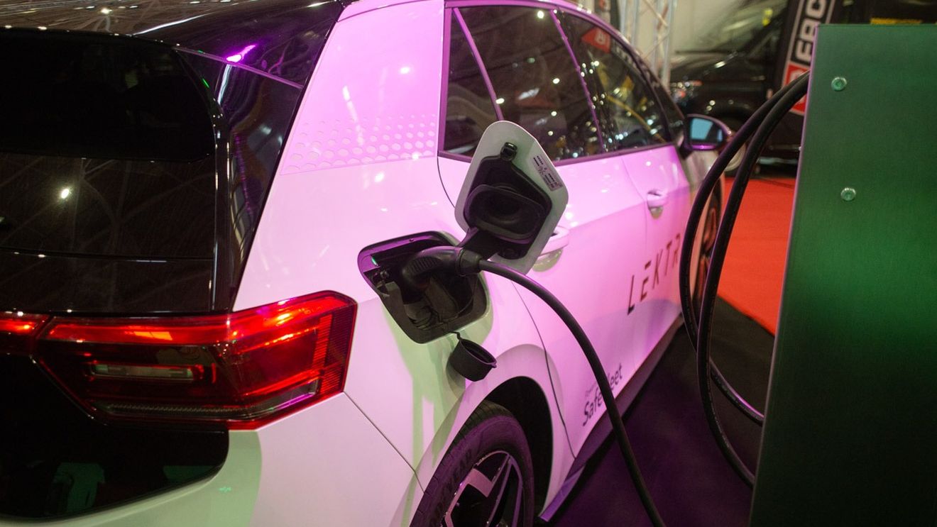Vânzările de mașini electrice și full hybrid s-au dublat anul trecut / Clasamentul celor mai vândute mașini și cum arată rețeaua stațiilor de încărcare la zi