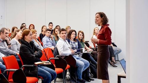 Profit.ro: Firma de mindfulness a soției lui Cioloș, care susține introducerea practicii în școli, și-a majorat de 63 de ori profitul