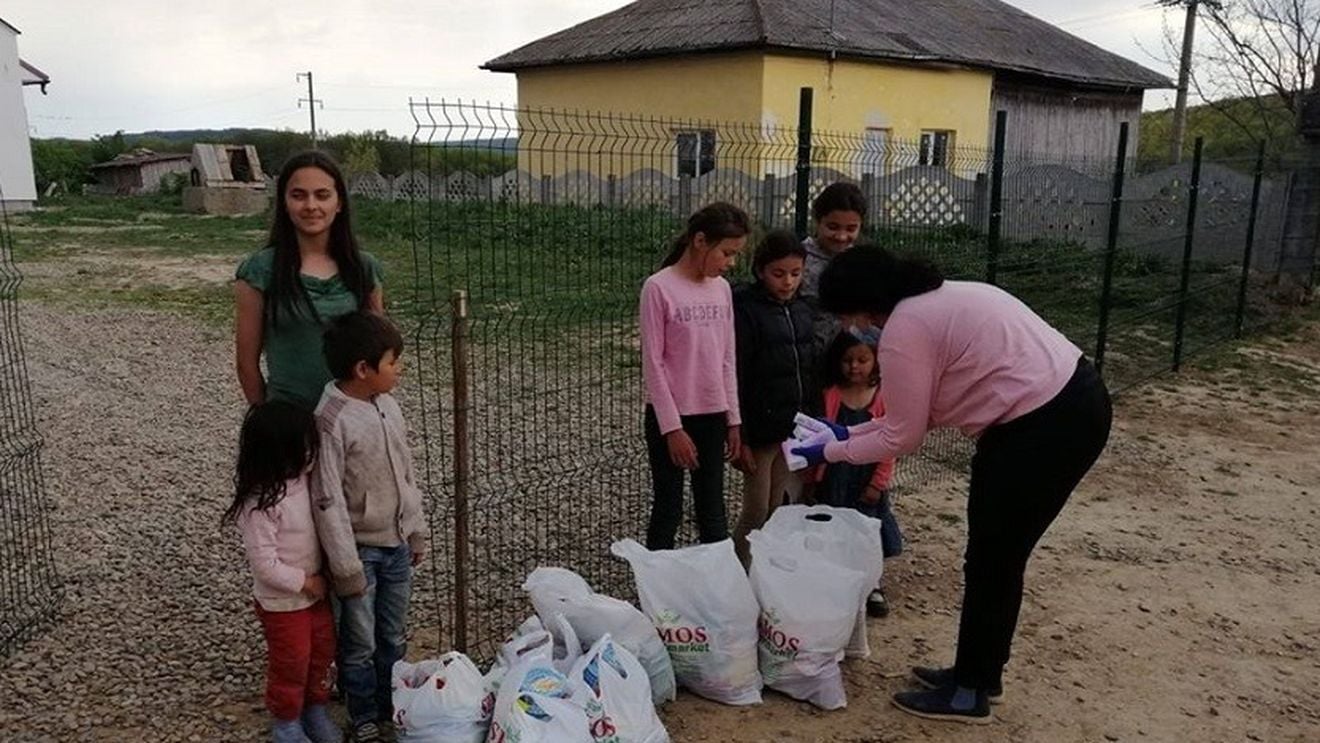 120 de familii nevoiașe din județul Suceava au primit pachete cu alimente și produse de igienă din partea Fundației FARA