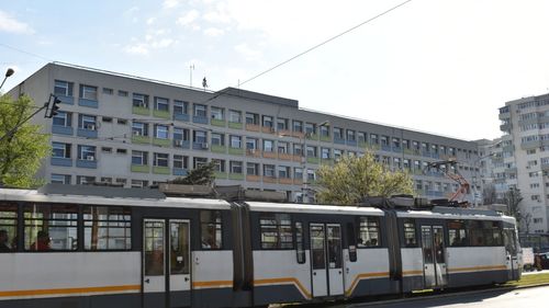 O bucată de şină s-a rupt şi a străpuns podeaua unui tramvai în mers, pe un bulevard din Capitală/ Nimeni nu a fost rănit/ STB anunţă că suspendă temporar circulaţia tramvaielor pe tronsonul Bulevardul Dimitrie Pompeiu - Bulevardul Lacul Tei FOTO