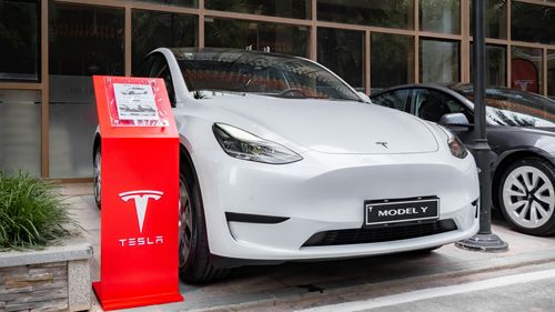 Sute de de persoane au manifestat împotriva lui Elon Musk în faţa magazinelor Tesla din SUA