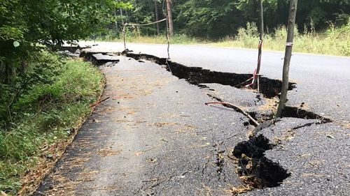 Un drum județean din Bacău, rupt la propriu după câteva luni de la refacerea cu fonduri din PNDL. Drumul construit de firme abonate la contracte cu statul nu are parapeți și nici marcaje