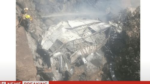 VIDEO Patruzeci şi cinci de morţi în Africa de Sud, în urma căderii unui autobuz de pe un pod de la 50 de metri înălţime