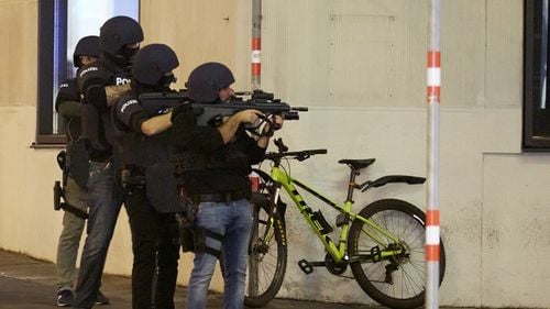 Cine e teroristul din Viena: Un tânăr de 20 de ani născut în Viena din părinți de origine albaneză; el a vrut să plece în Siria la război și era urmărit de autorități