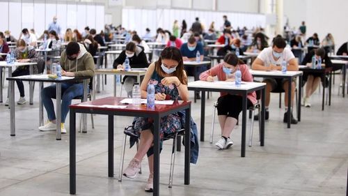 Peste 10.000 de candidaţi susţin duminică examenul de intrare în Rezidenţiat / Concursul de Rezidenţiat organizat de Ministerul Sănătăţii se desfăşoară în centrele universitare Bucureşti, Cluj-Napoca, Craiova, Iaşi, Târgu-Mureş şi Timişoara