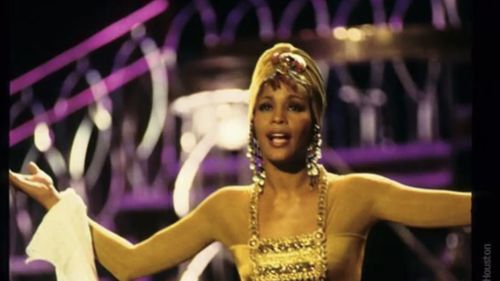 Fundația Whitney Houston scoate la licitație peste 24 de obiecte de modă și memorabilia