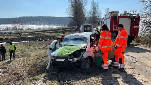 Un automobil care participa la Raliul Braşovului a intrat într-un cap de pod / Copilotul bulgar a suferit traumatisme la membrele inferioare