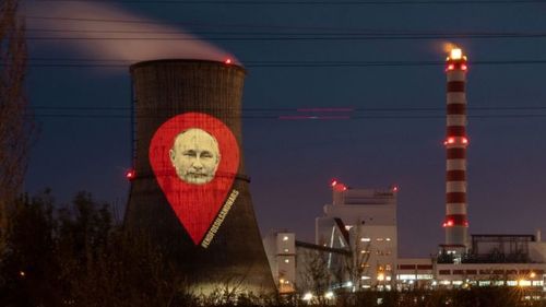 Imaginea lui Putin proiectată pe rafinăria Lukoil Ploiești. Protest Greenpeace împotriva invaziei din Ucraina