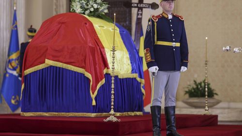 Gafă la Euronews: “Am văzut cum a fost așezat sicriul cu trupul neînsuflețit al președintelui Nicușor Dan”