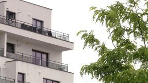 Tot mai mulți români aleg să-și refinanțeze creditele. Băncile se întrec în oferte cu dobânzi fixe sub 5%