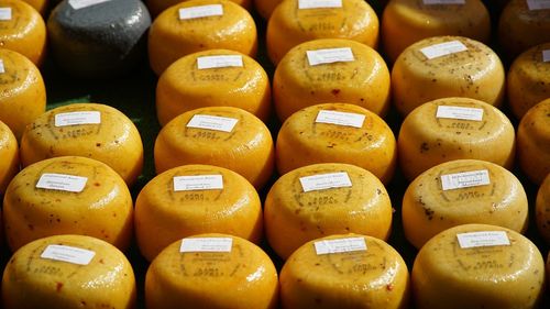 Un poliţist german şi-a pierdut slujba după ce a furat 180 kg de brânză cheddar