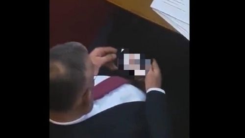 Un deputat sîrb demisionează după ce s-a uitat la materiale porno în Parlament în timpul unor dezbateri furtunoase privind normalizarea relaţiilor dintre Belgrad şi Kosovo