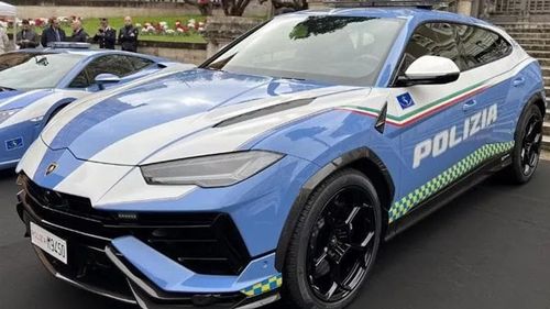 Un Lamborghini Urus Performante cu 666 CP, primit de poliția italiană. Accelerație de la 0 la 100 km/h în doar 3,3 secunde și o viteză maximă de 306 km/h. Va fi folosit pentru transportul de organe, în colaborare cu Centrul Național de Transplant