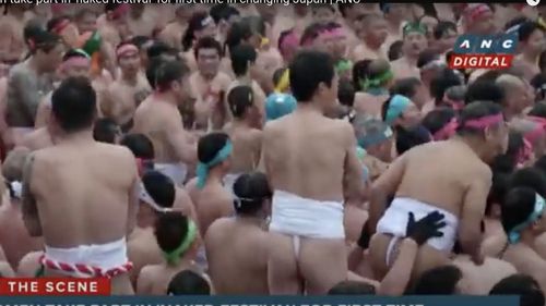 La tradiționalul festival al dezbrăcatului „Hadaka Matsuri”, din Japonia, s-au alăturat pentru prima dată și femeile / O mare de bărbați aproape goi cântă, se luptă și se împing în sanctuarul Konomiya pentru alungarea spiritelor rele