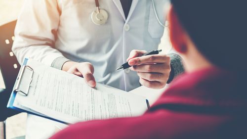 Senatul a aprobat luni un proiect de lege ce prevede sancţiuni pentru medicii care răspândesc informații false, ce pot pune în pericol sănătatea publică