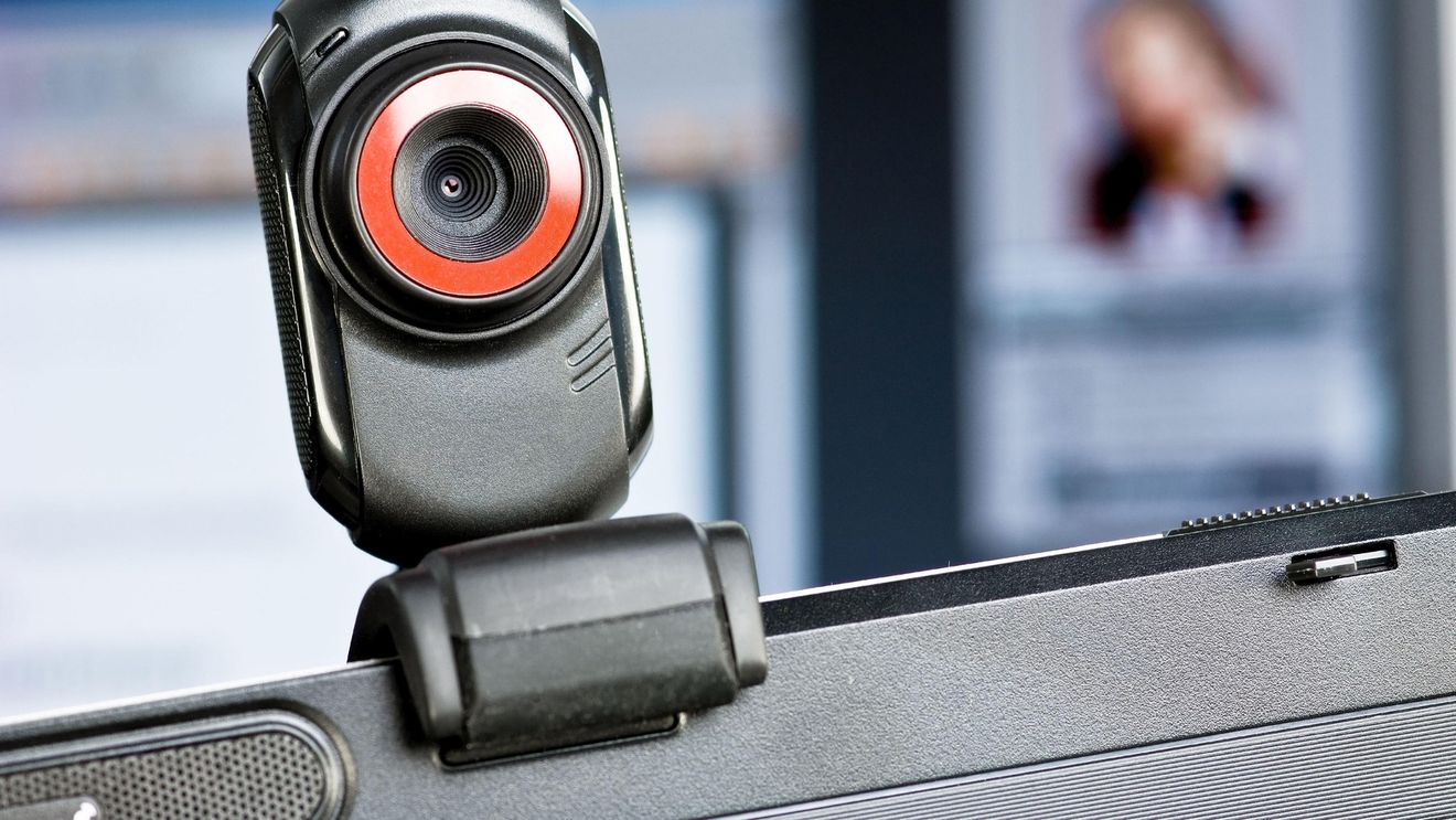 O profesoară de biologie din Iași şi-a dat demisia, după ce elevii au descoperit fotografii indecente cu ea pe un site de videochat