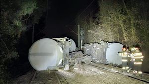 UPDATE Traficul rutier este deviat, circulația trenurilor oprită, după ce 7 vagoane încărcate cu benzină au deraiat în Mehedinți / Risc de explozie, trenul era încărcat cu 1300 de tone de benzină / Declarațiile lui Raed Arafat
