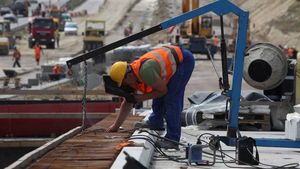 Giganţii industriali ruşi încep să concedieze lucrători sau îi trimit în șomaj tehnic pe măsură ce economia de război încetineşte, iar exporturile scad