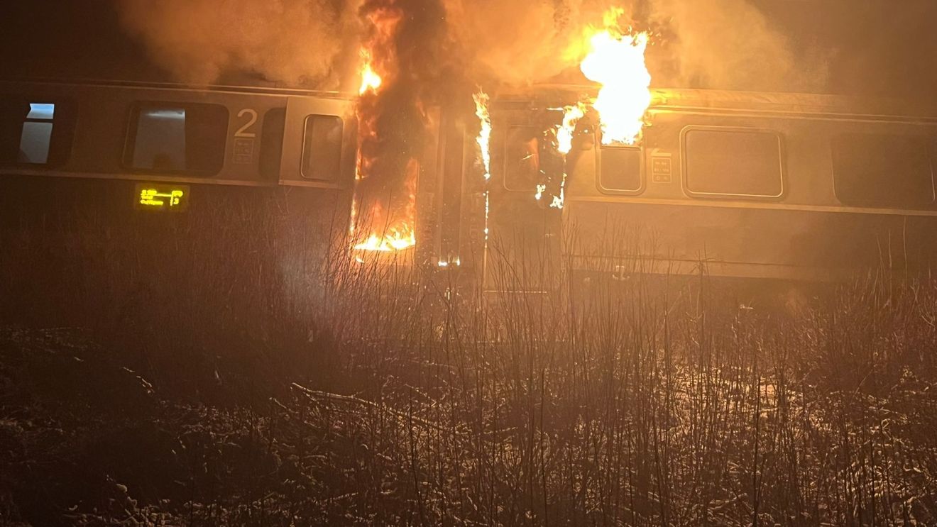 UPDATE Incendiu la un tren în mişcare, în judeţul Bistriţa-Năsăud / Peste 30 de călători au fost evacuaţi