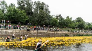 Peste 10.000 de clujeni au contribuit la strângerea a 50.000 de euro pentru Centrul de Îngrijiri Paliative Pediatrice „Sf. Hristofor”, în urma unei competiții de rățuște pe Someș