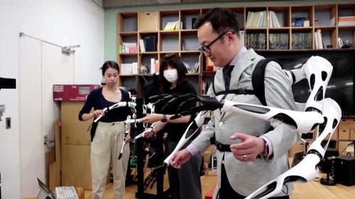 VIDEO Oamenii de știință din Japonia dezvoltă un robot portabil cu 6 brațe, un prim pas spre un viitor cyborg