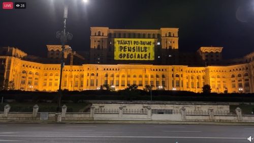 VIDEO Mesaj Declic proiectat marți seară pe Palatul Parlamentului: Nu vă e rușine? Ați uitat ce ați promis/ Tăiați pe bune pensiile speciale