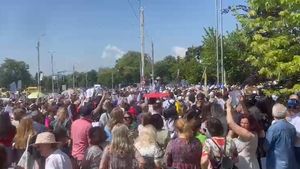 Mii de profesori au ieșit în stradă la Iași, într-un miting de amploare / „Tristețea noastră, nepăsarea voastră! Doar uniți putem învinge”