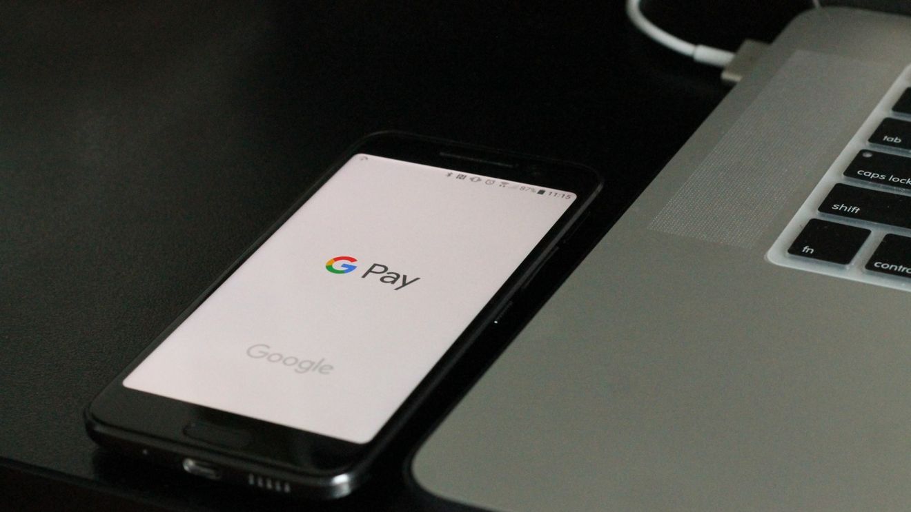 Clienții băncilor rusești care au fost sancționate de Occident nu vor mai putea utiliza serviciile de plată Google Pay și Apple Pay