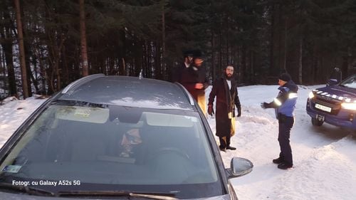 Patru israelieni au rămas blocați în zăpadă, la Crucea lui Chil, în Maramureș / Voiau să ajungă la Cluj și au ales drumul cel mai scurt