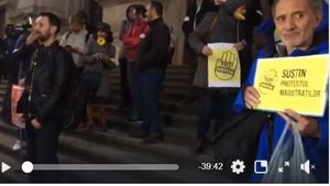 Protest pe treptele Palatului de Justiție. Zeci de persoane au manifestat împotriva OUG 7 în semn de susținere față de magistrați. Printre protestatari, și cele două femei care au reușit să demareze construirea primului spital oncologic pediatric