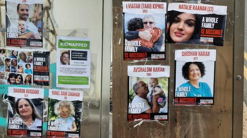 Jumătate din afișele cu ostatici israelieni din Londra sunt smulse în termen de 48 de ore