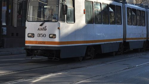 Societatea de Transport Bucureşti intenţionează să suspende temporar circulaţia tramvaielor pe Bd. Basarabia, din cauza stării avansate de degradare a căii de rulare / Trasee modificate şi linie de naveta