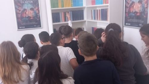 Trei școli cu 2000 de elevi au primit o donație de cărți de la Aktor România