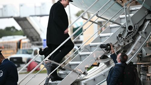 Trump sugerează DOGE să se uite la companiile lui Musk pentru a le tăia fondurile guvernamentale: „Fără subvenţii,  Elon ar trebui probabil să-şi închidă prăvălia şi să se întoarcă acasă în Africa de Sud”