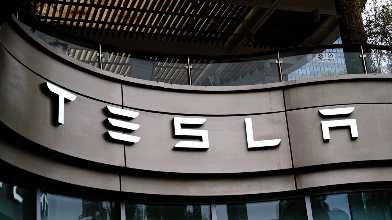 Tesla angajează 1.000 de persoane în Europa pentru a majora producţia de vehicule