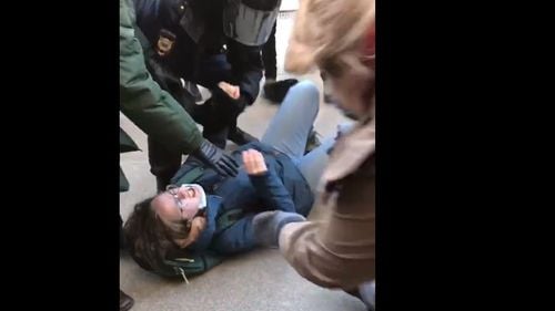 VIDEO Scene violente în Moscova, unde mascații intervin brutal asupra demonstranților care cer pace