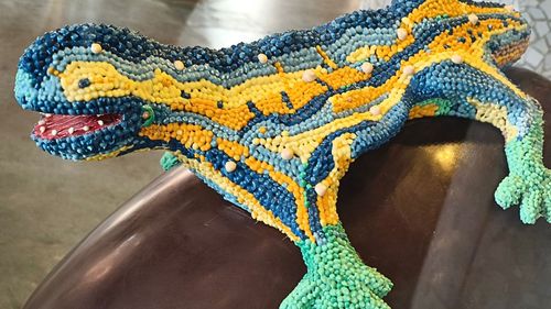 Ouă de ciocolată cu decorațiuni și simboluri inspirate de arta lui Gaudi/ Celebrul Parc Güell, locul ineditei expoziții